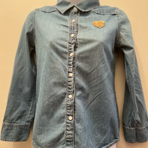 Dream Pop By Cynthia R Denim Long Sleeve Shirt W/ A Golden Heart Patch - Picture 4 of 5
